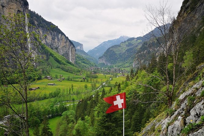 Best of Bernese Oberlands from Luzern - Brienz village time: wood carving, Brungasse, and a lakeside stroll