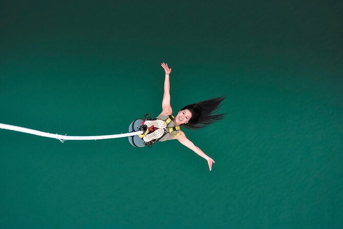 Bungy Jump Stockhorn with OUTDOOR - The free fall moment: height, water, and a very real body reaction