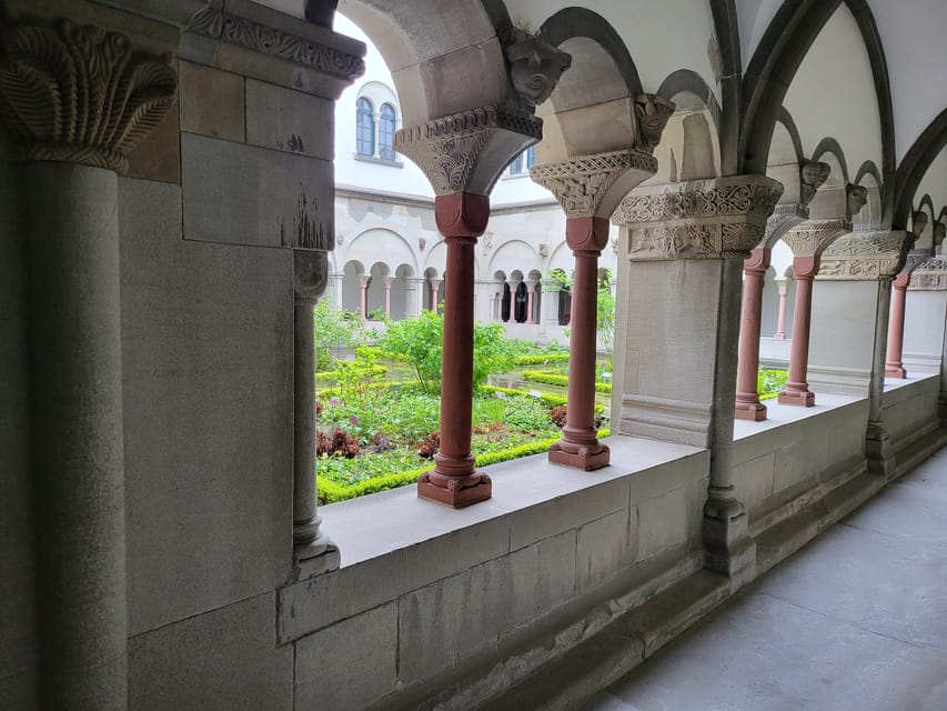 City tour historic old town Zurich - Stadtmauerkeller and Schauplatz Brunngasse, Old Corners With Atmosphere