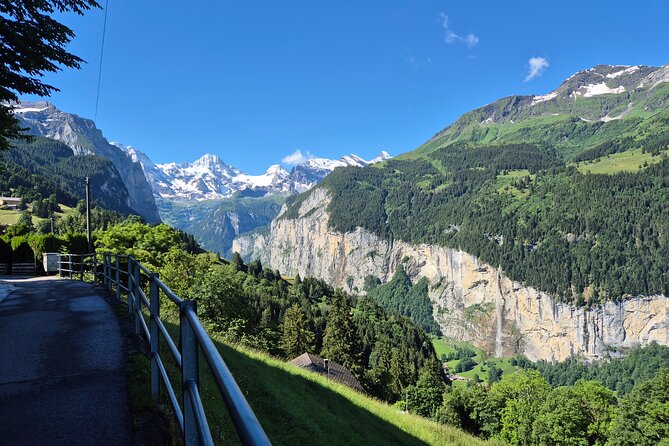 Easy countryside tour in Swiss Alps - kids friendly - Swiss Alps Views in a Half-Day Walk from Lauterbrunnen