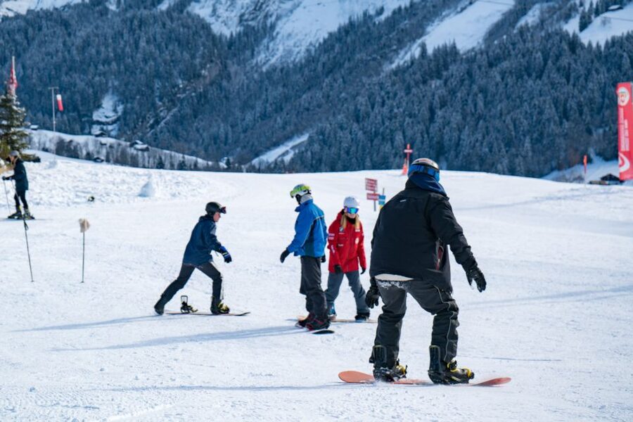 From Interlaken: Grindelwald Beginners Snowboarding Lesson - A realistic 8-hour flow: how the day feels from start to finish
