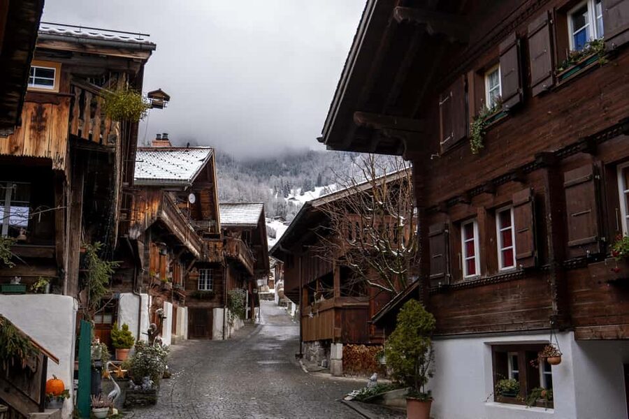 From Zurich: Grindelwald, Lauterbrunnen & Interlaken Tour - Lake Lungern (1.5 hours): calm water to reset your eyes