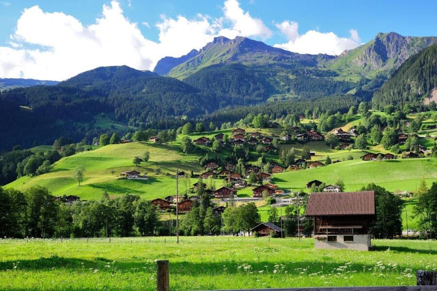 From Zürich: Interlaken and Grindelwald Day Trip by Coach - Interlaken Free Time: Lakeside Walking, Easy Shopping, and Good Photo Angles