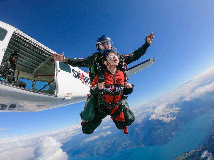 Interlaken: Airplane Skydiving over the Swiss Alps - The jump: 45-second freefall from 4,000 m at about 200 km/h