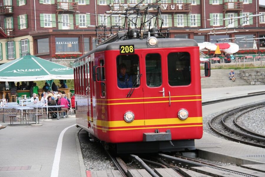 Interlaken: Highlights Tour with a Local by Private Car - Wengen, Kleine Scheidegg, Jungfraujoch: planning around time and tickets