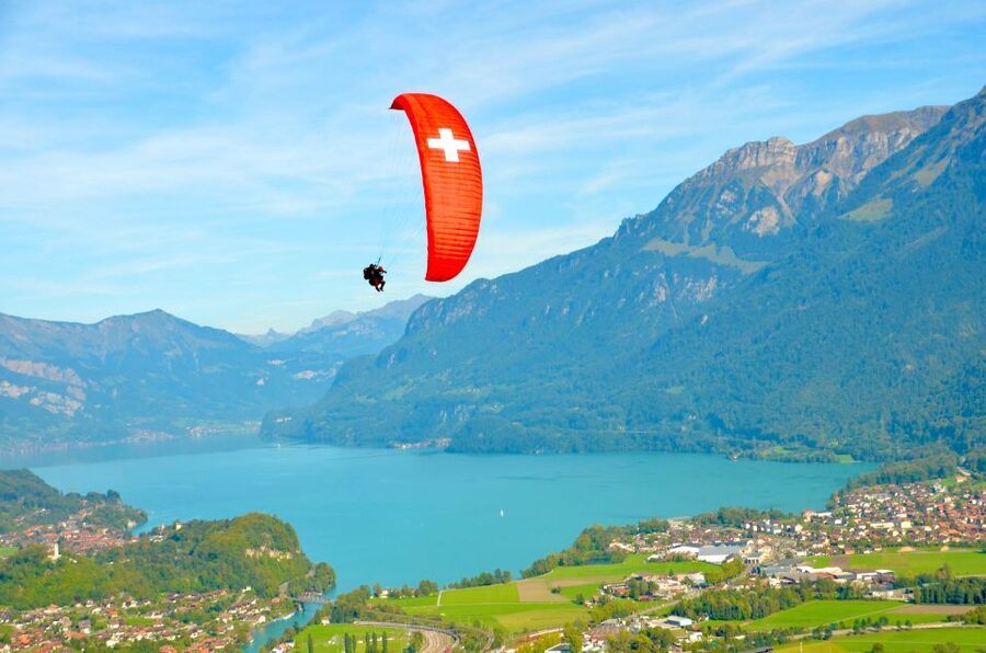 Interlaken: Paragliding Tandem High Flight - From Victoria-Jungfrau Grand Hotel to the takeoff side in one smooth flow