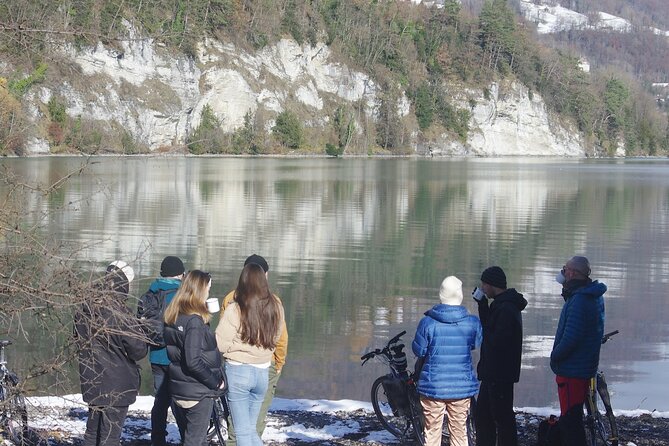Interlaken Valley Winter E-Bike Tour: Rivers, Lakes & Castles - Lake Brienz hot chocolate by the shore: the stop that sells the tour