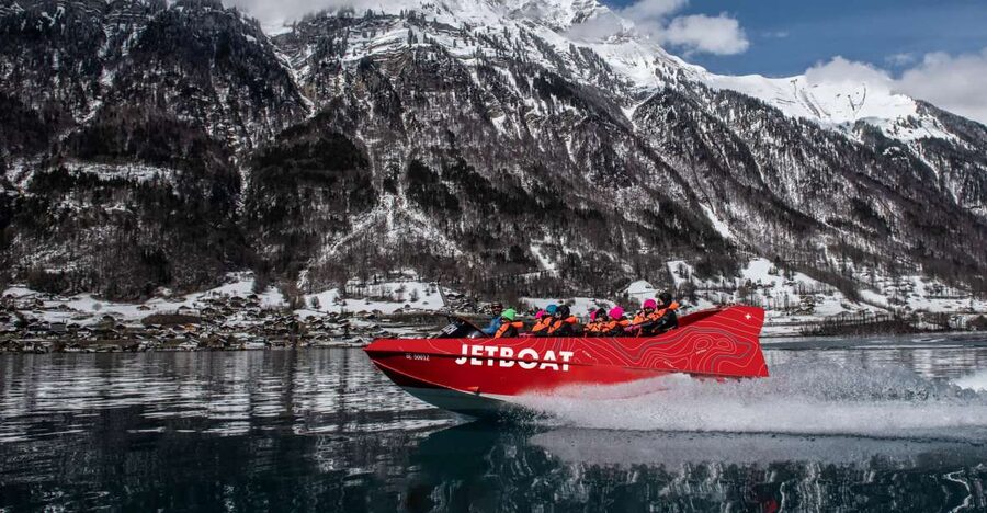Interlaken: Winter Jetboat Ride on Lake Brienz - The ride itself: 360-degree turns on calm turquoise winter water