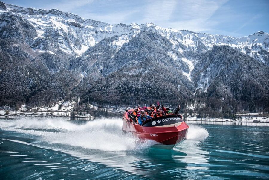 Interlaken: Winter Jetboat Ride on Lake Brienz - Entering the outdoor base at Bönigen, and finding it fast