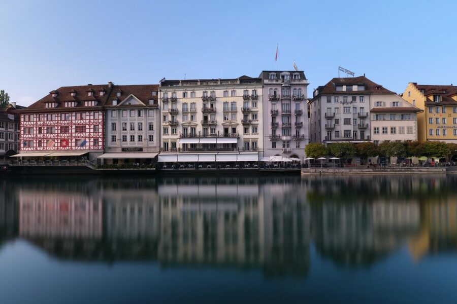 Lucerne: Express Walk with a Local in 60 minutes - Torbogen Luzern to Spreuer Bridge, a fast primer on how to read the city