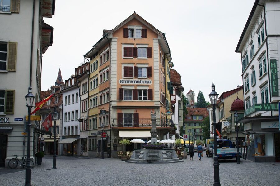 Lucerne: Express Walk with a Local in 60 minutes - Starting near Torbogen Luzern, meeting at Luz bistro