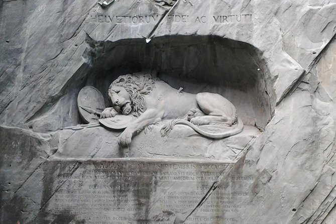 Lucerne Half-Day Small Group Walking Tour incl. Lake Cruise - St. Leodegar and the Lion Monument: meaning behind the postcards