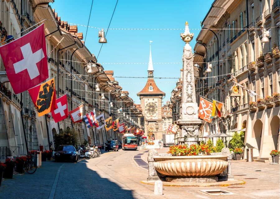 Lucerne: Private Walking Tour with Panoramic Yacht Cruise - A pause on a water terrace above the lake