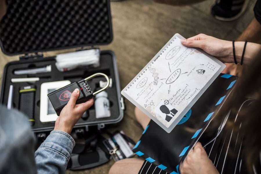 Outdoor Escape Game with Augmented Reality trough Zurich - Zurich old town, but make it a game