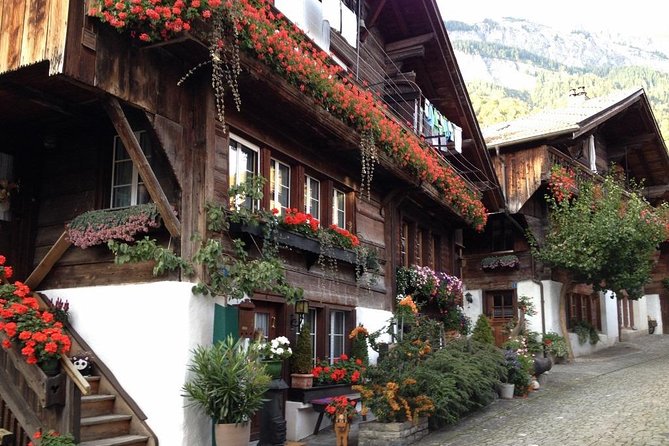 Private Day tour from Interlaken: Lake, Gorge & Waterfall - Getting picked up in the Jungfrau region and staying in sync
