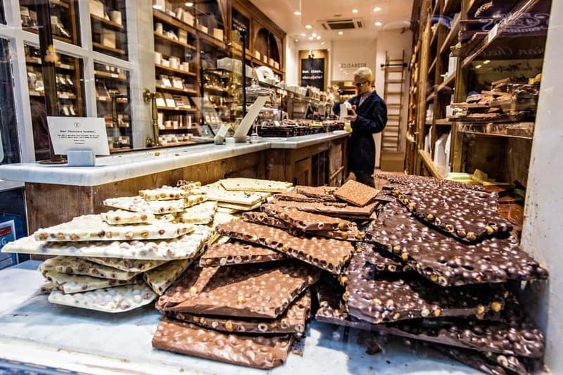 Zurich: 2-hour Best Intro Walking Tour with a Local - Languages, guides, and the value of explanations