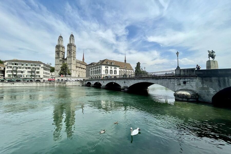 Zürich: 2-Hour Sightseeing Bus Tour - Old Town Zurich: Münsterhof, Guild Houses, and Real Walking Time