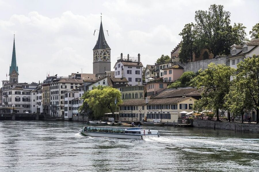 Zürich: 2-Hour Sightseeing Bus Tour - St. Peter’s Clock Face and Fraumünster’s Architecture Stories