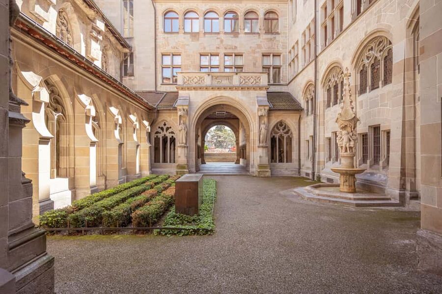 Zurich: 360° city walk including hidden spots - Bürkli Square to Grossmünster: the part of Zurich where ideas spread