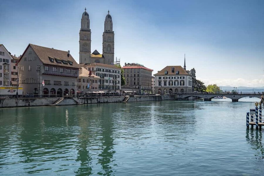Zurich: 360° city walk including hidden spots - Starting at Hauptbahnhof, then straight into the historical spine