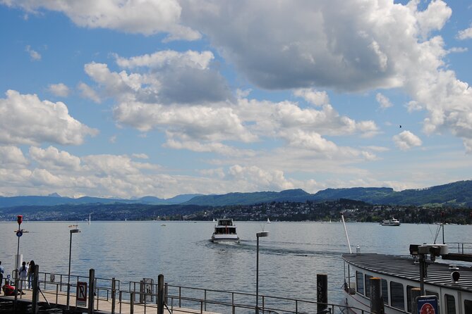 Zurich 360° City Walk Tour Including Hidden Spots - Lindenhof Hill: The Viewpoint and the Two-Thousand-Year Backstory