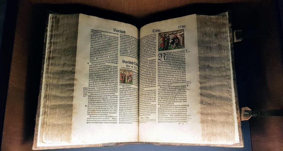 Zurich a journey through time, history and the Reformation - Archäologisches Fenster: the city’s hidden layer shows through