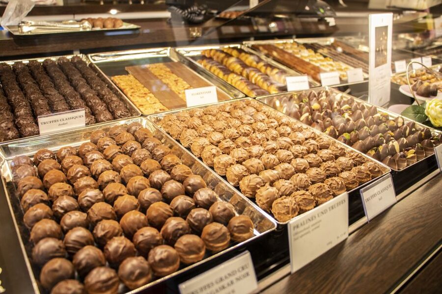 Zurich: Chocolate Tasting and Walking Tour with a Local - Meeting at Limmatquai and ending near Napfgasse