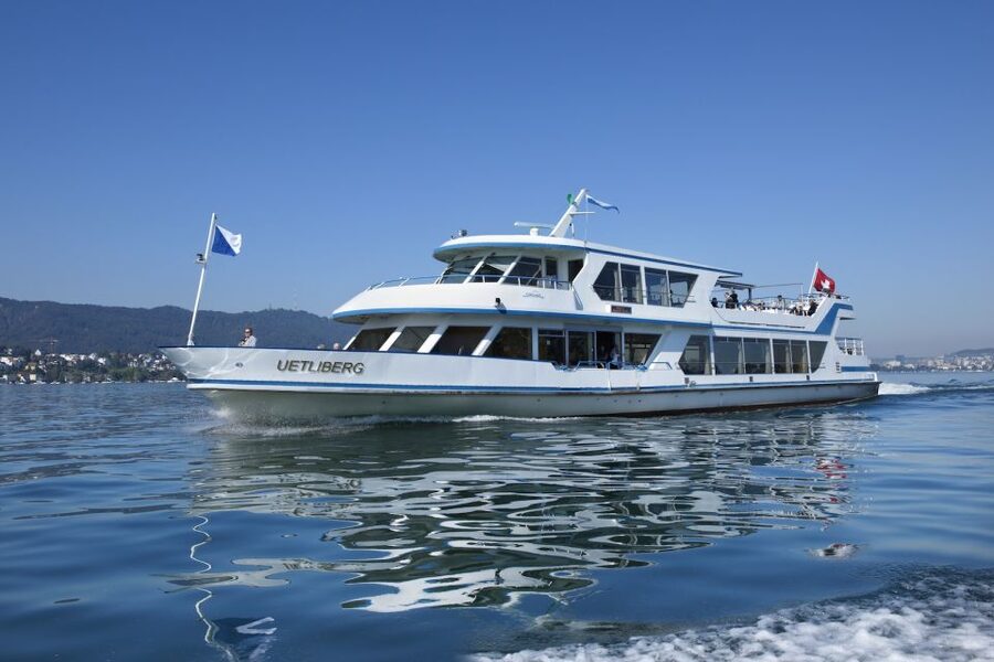 Zurich: City Bus Tour with Audio Guide and Lake Cruise - St. Peter, Grossmünster, Fraumünster: The Old Town Photo Stop Reality