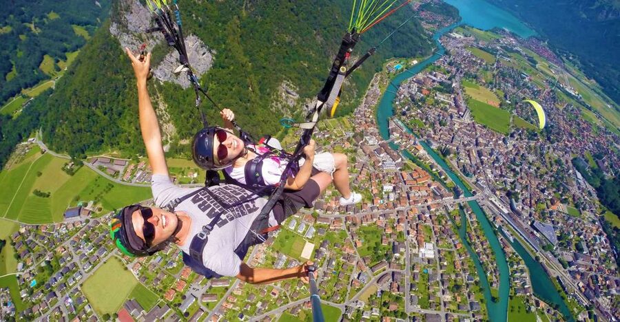 Zurich: Day trip to Interlaken incl. tandem paragliding - From Zurich to Interlaken, then up toward the Jungfrau