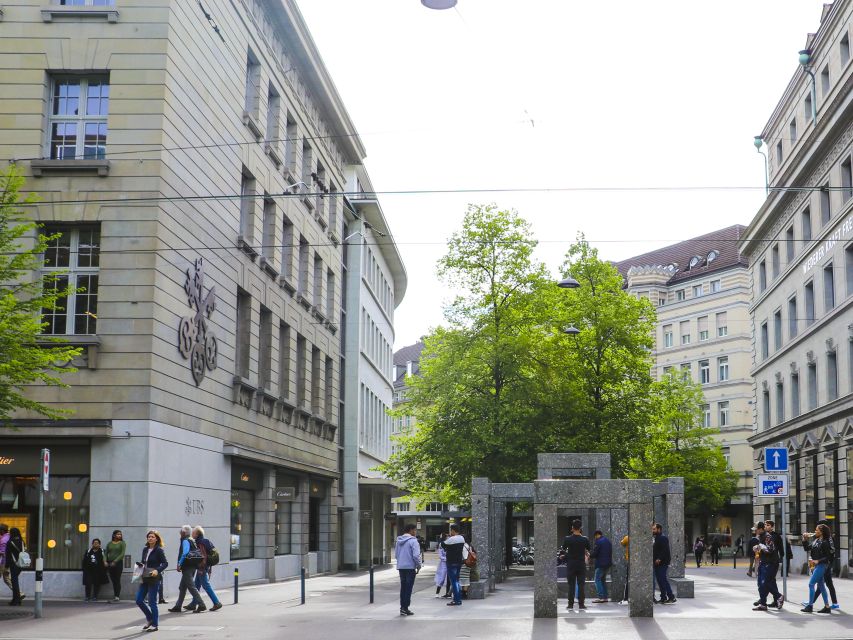 Zurich: Exclusive Swiss Banking Tour with a Local - Meeting point at Credit Suisse, then straight into the heart of the story