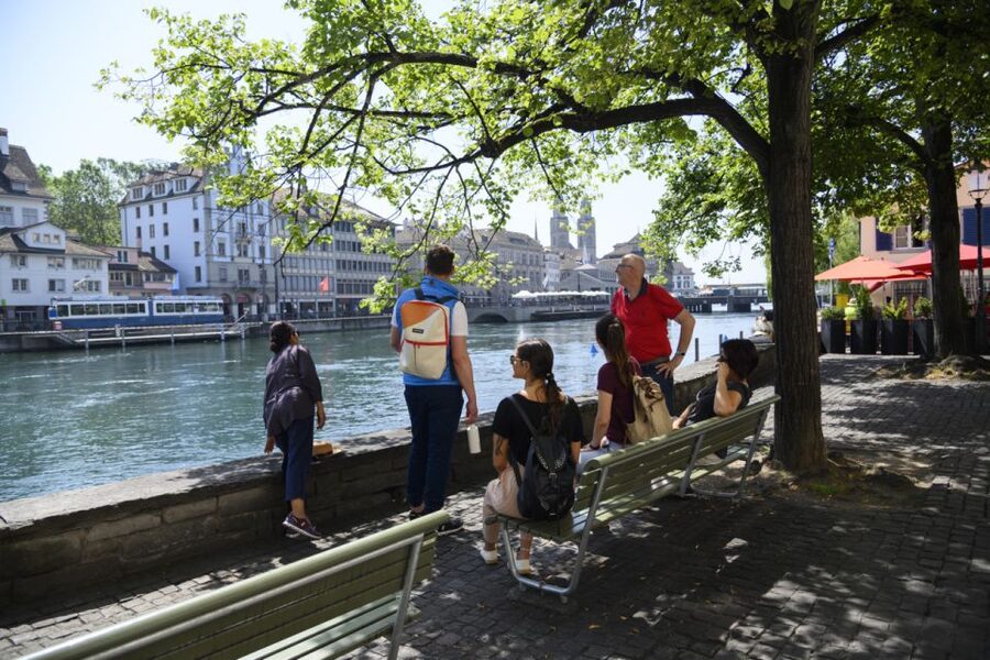 Zurich: Highlights Walking Tour with a Local Guide - The 2-Hour Pace: Comfortable, Central, and Not a Marathon