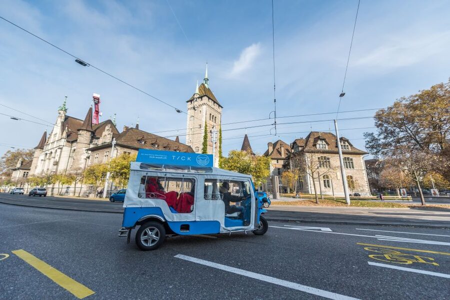 Zurich: Private eTukTuk City Tour - Fraumünster, Grossmünster, and Kunsthaus: big landmarks, guided context