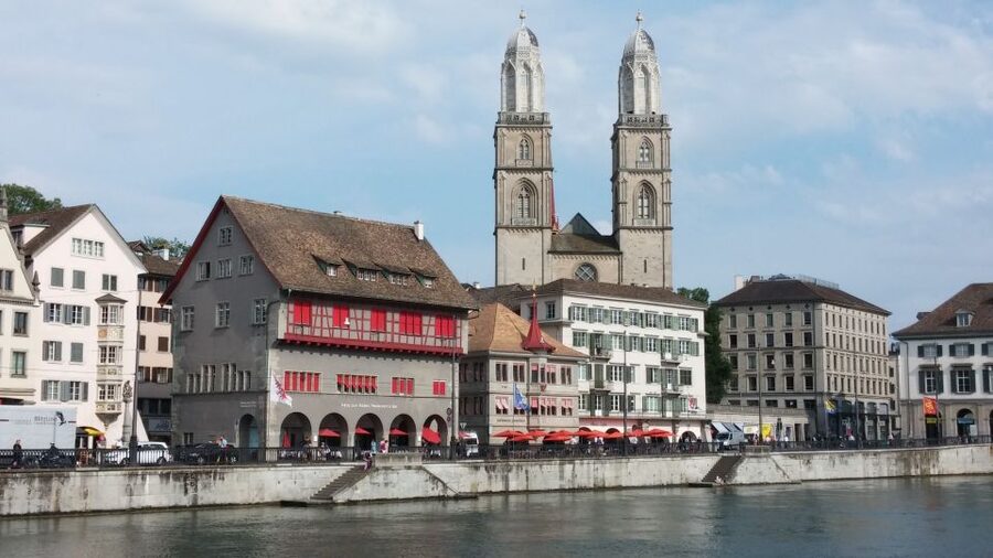 Zurich: Private Walking Tour with a Local Guide - Bahnhofstrasse and Paradeplatz: the shopping and finance Zurich