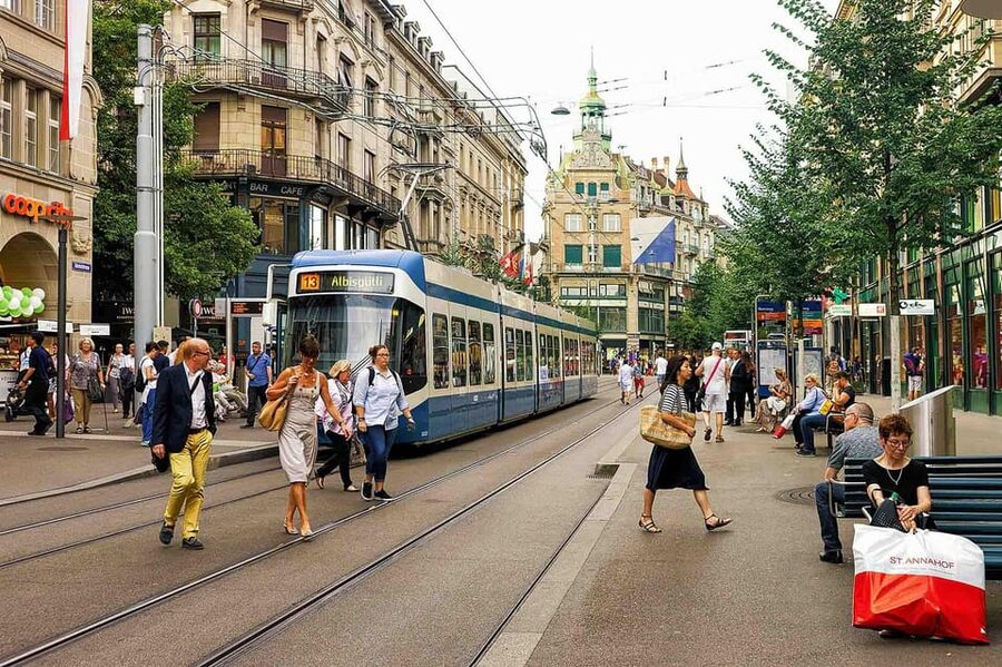 Zurich: Stein am Rhein, Rhine Falls & Lake Boat Cruise - Paradeplatz to Bürkliplatz: The Tram That Puts You on Lake Time