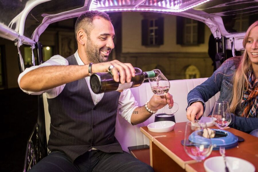 Zurich: Swiss Cheese Fondue and Wine e-Tuk-Tuk Tour - Your 90-minute flow: meet-up to Old Town, with fondue timing